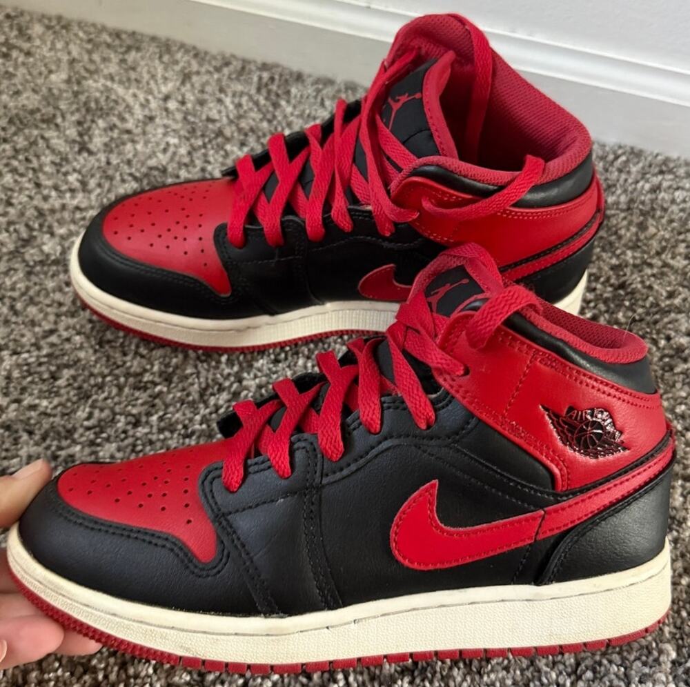 Nike Air Jordan 1 Mid "alternate bred" youth size 4